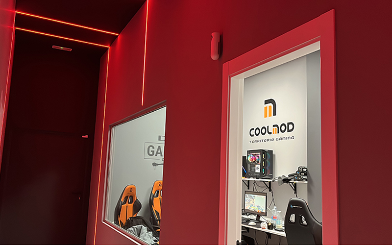 Pasillo de acceso a las salas de juego en streaming. COOLMOD/RAMBOOT
