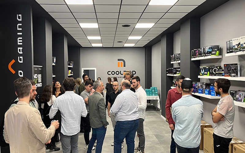 Pasillo entrada COOLMOD/RAMBOOT gaming store. Recepción de invitados a la inauguración.