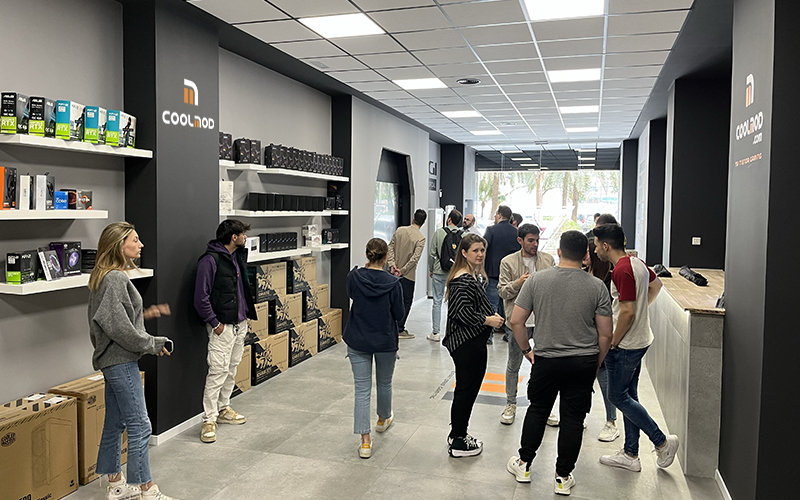 Inauguración y visita a las instalaciones por parte de los invitados. COOLMOD/RAMBOOT gaming store.