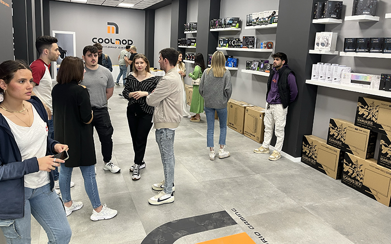 Inauguración y visita a las instalaciones por parte de los invitados. COOLMOD/RAMBOOT gaming store.