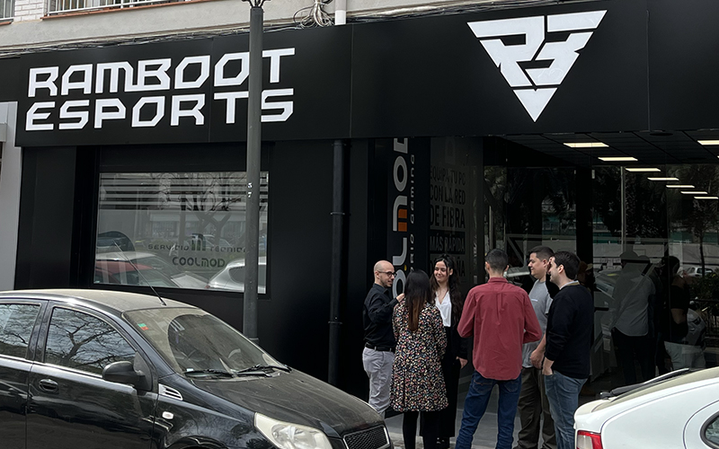 Fachada principal de las instalaciones COOLMOD/RAMBOOT gaming store.