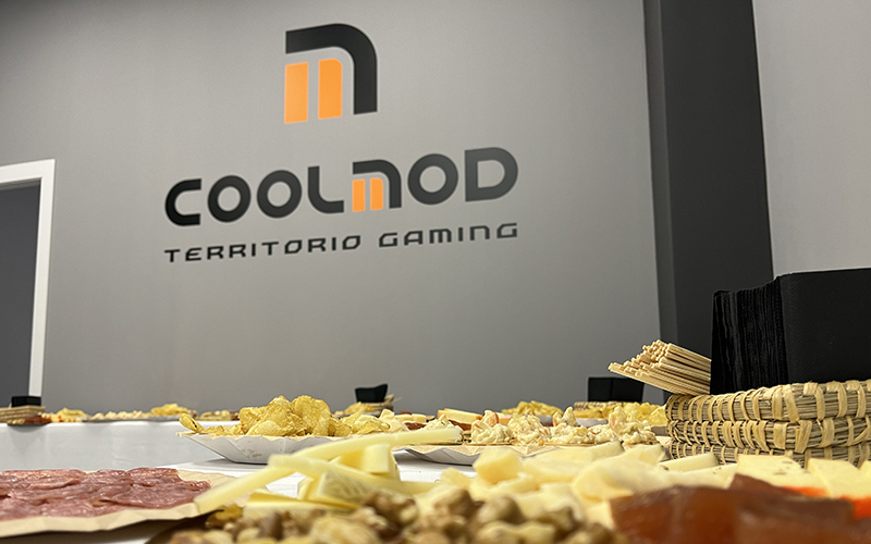 Plano general, logotipo COOLMOD territorio gaming. Catering de degustación.