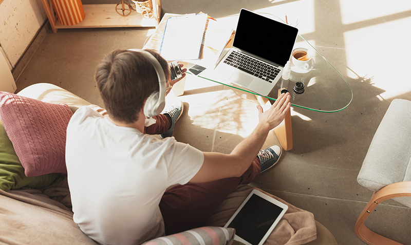 joven-estudiando-casa-cursos-linea-ordenador-portatil