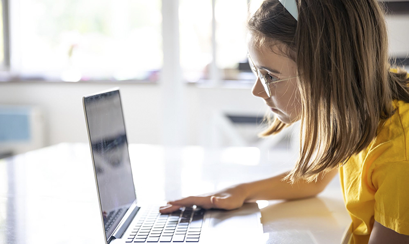 niña-usa-computadora-portatil-en-casa