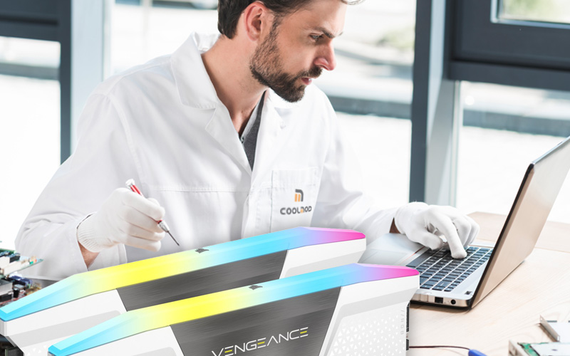 técnico-de-coolmod-verificando-memorias-ram
