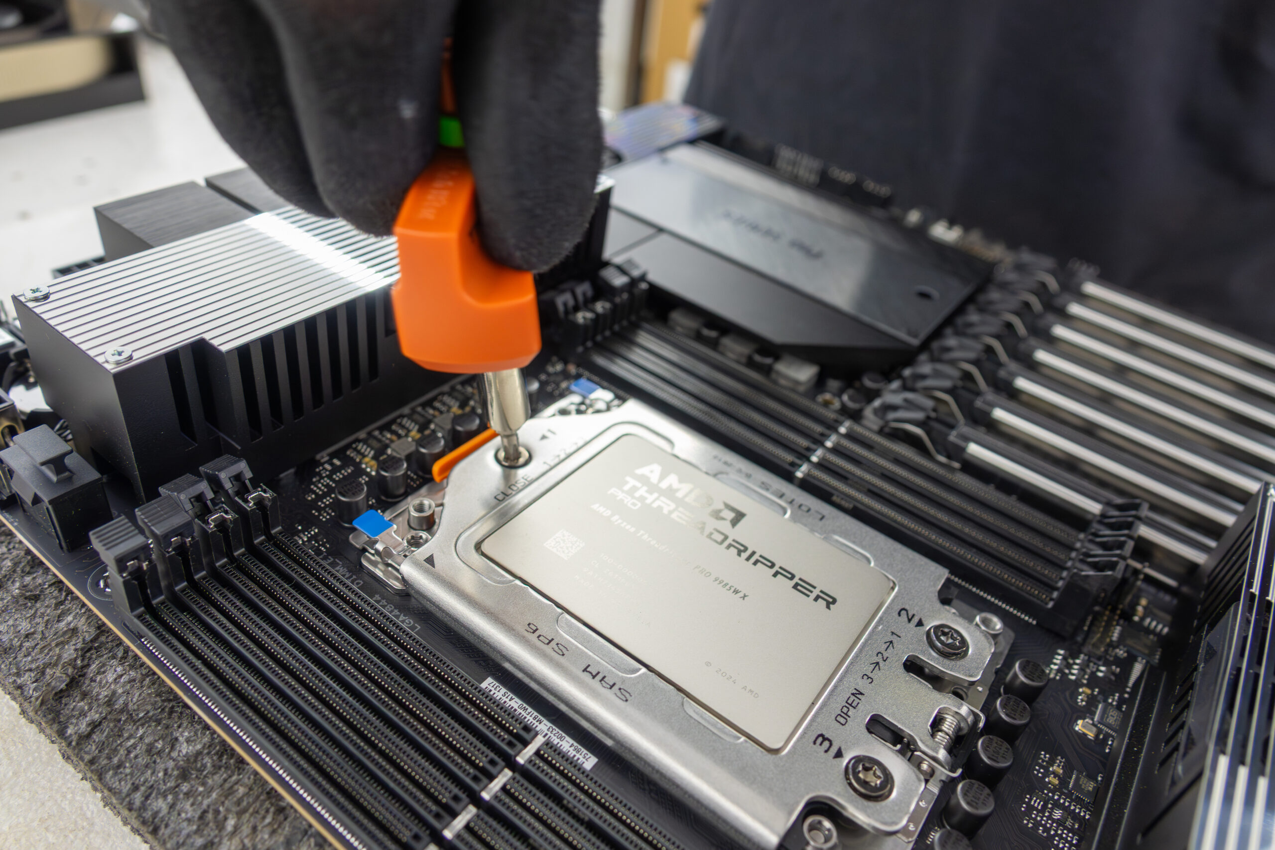 Ensamblando un procesador AMD Threadripper para workstation a medida de alto rendimiento