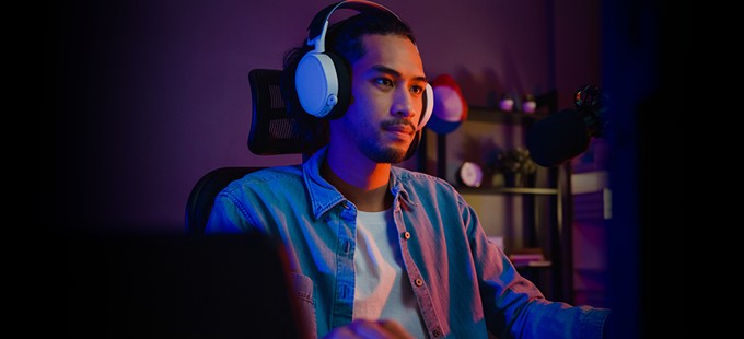 Chico jugando setup gaming